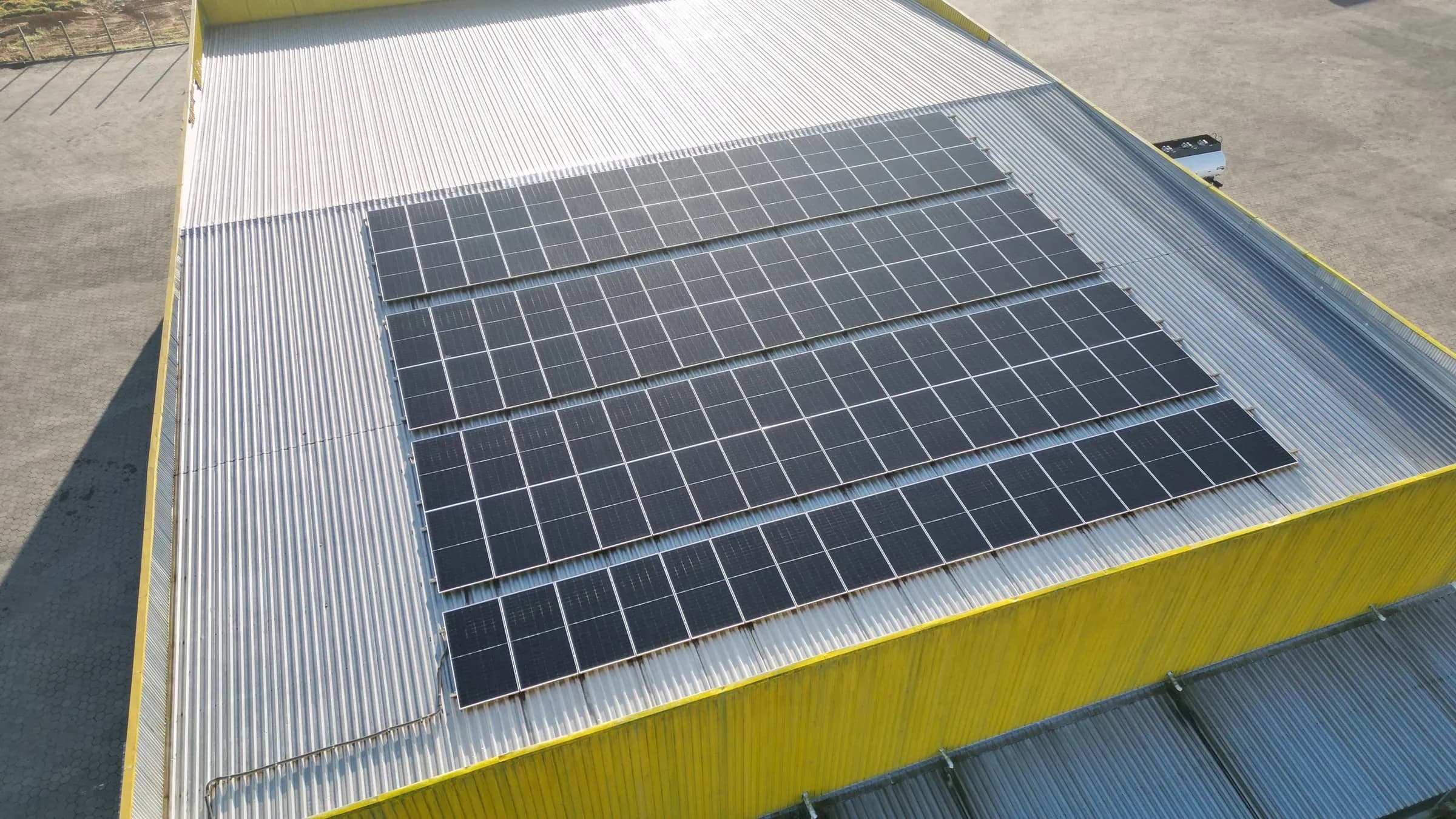 Painéis solares em instalação industrial