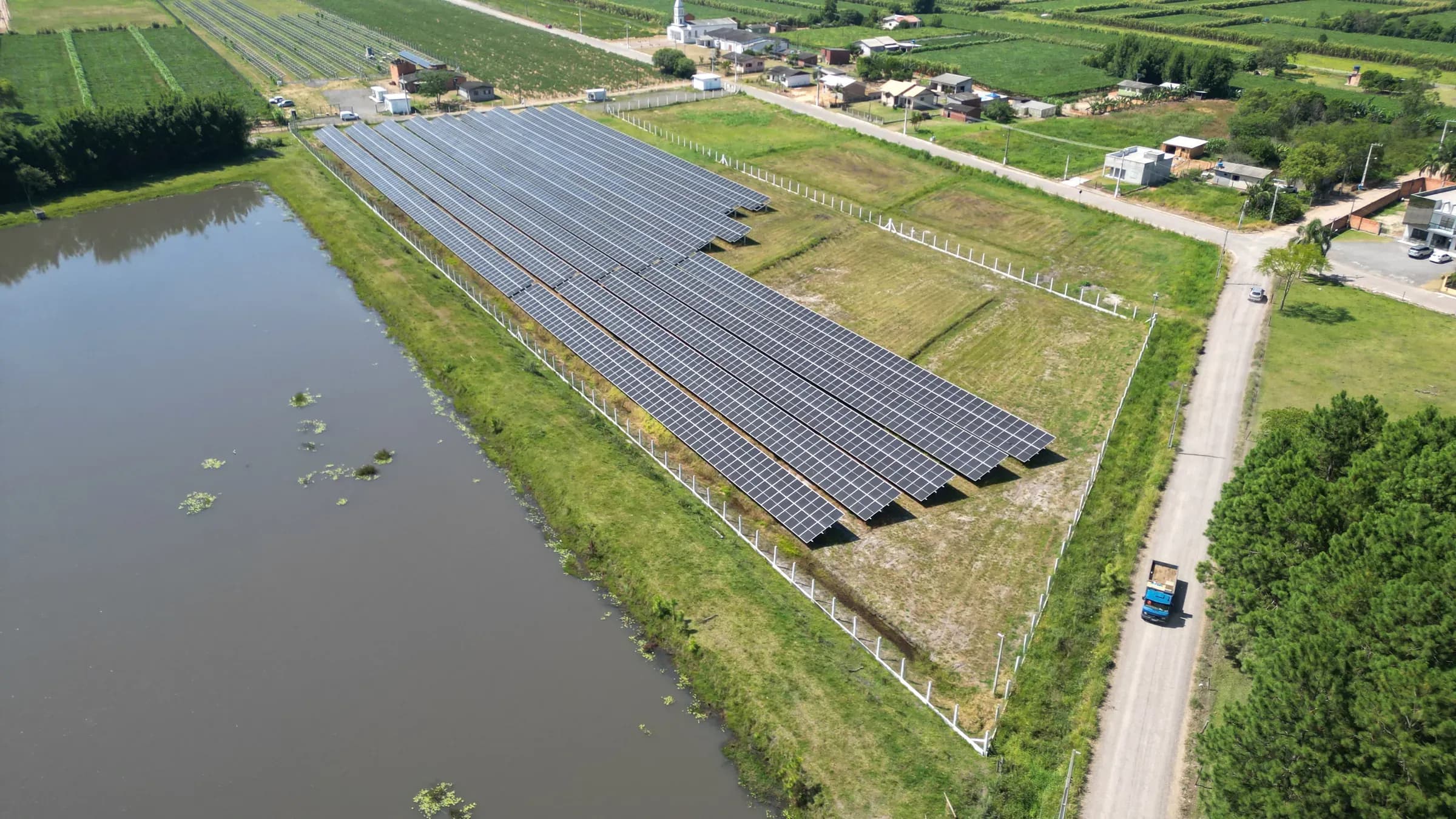 Painéis solares em instalação industrial